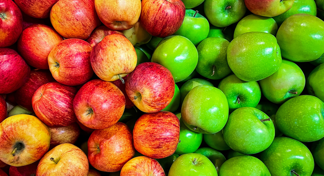 EASY Apple Recipes: a large pile of red apples on the left and green apples on the right